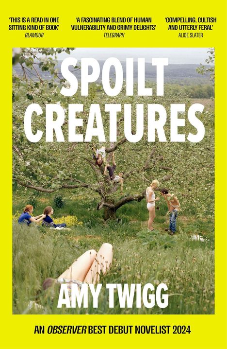 Texte: „SPOILT CREATURES“, „AMY TWIGG“, „AN OBSERVER BEST DEBUT NOVELIST 2024“. Szene: Menschen entspannen in einem Obstgarten.