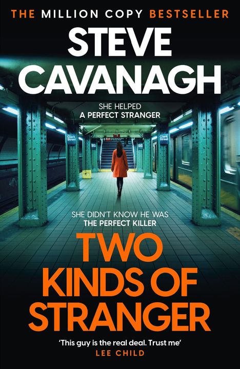 Text: "THE MILLION COPY BESTSELLER", "STEVE CAVANAGH", "SHE HELPED A PERFECT STRANGER", "SHE DIDN'T KNOW HE WAS THE PERFECT KILLER", "TWO KINDS OF STRANGER," "LEE CHILD". Eine Frau in rotem Mantel in einer leeren U-Bahn-Station.
