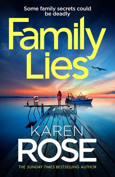 „Some family secrets could be deadly. Family Lies. Karen Rose.“ Eine Person steht auf einem Steg, dahinter ein Boot bei Sonnenuntergang.