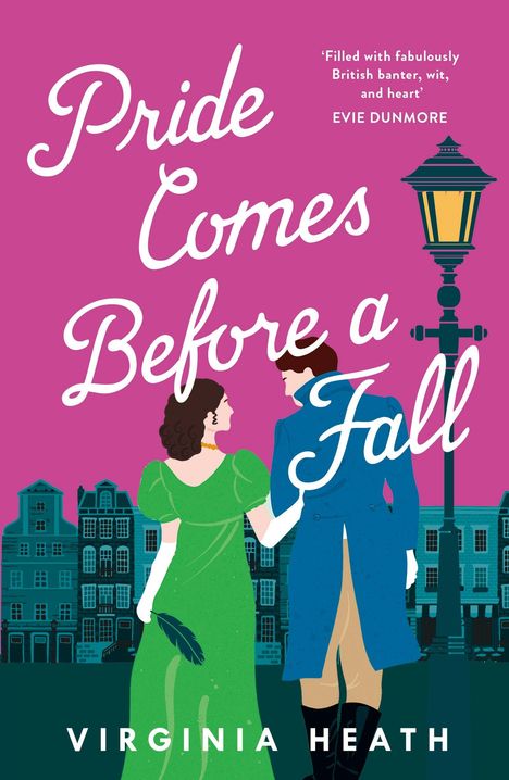 „Pride Comes Before a Fall“ und „Filled with fabulously British banter, wit, and heart“ von Evie Dunmore. Eine Frau und ein Mann in alten Gewändern gehen Arm in Arm vor Stadthäusern.