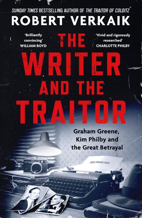 "THE WRITER AND THE TRAITOR" in Rot. Darunter Fotos, Schreibmaschine, Kamera, Hut, Tischlampe. Autor: Robert Verkaik.