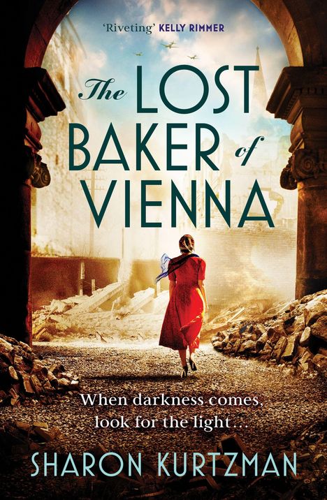 Text: “The Lost Baker of Vienna” und “When darkness comes, look for the light…”. Eine Frau in rotem Kleid geht durch Trümmer.