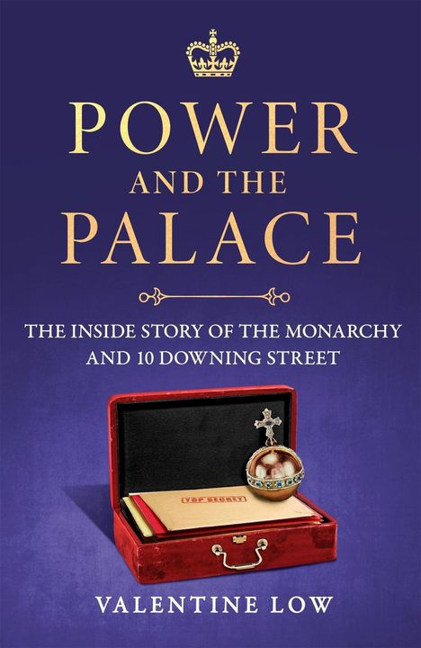 "Power and the Palace", "The Inside Story of the Monarchy and 10 Downing Street", "Valentine Low". Rotes Etui mit Dokumenten.