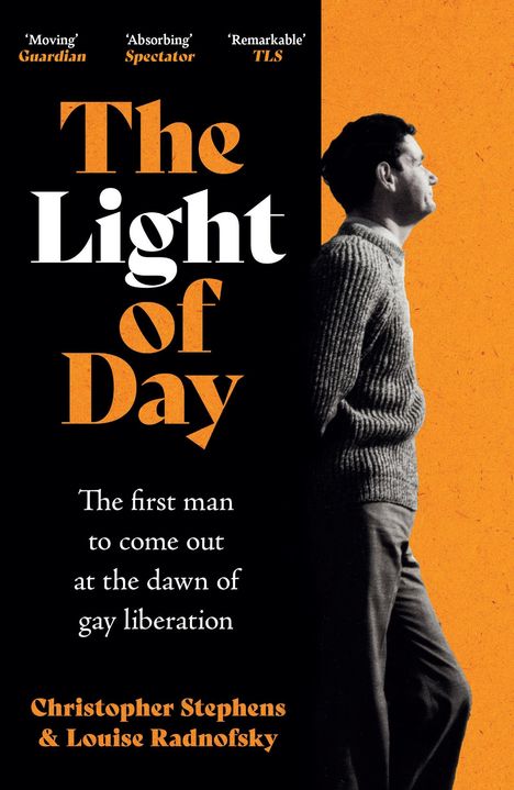 Der Text beschreibt ein Buch "The Light of Day" über den ersten Mann, der sich am Beginn der Schwulenbefreiung outete.