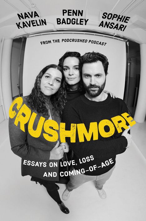 Text: "CRUSHMORE", "ESSAYS ON LOVE, LOSS AND COMING-OF-AGE". Drei Personen in Schwarz-Weiß, nah beieinander, freundlich.