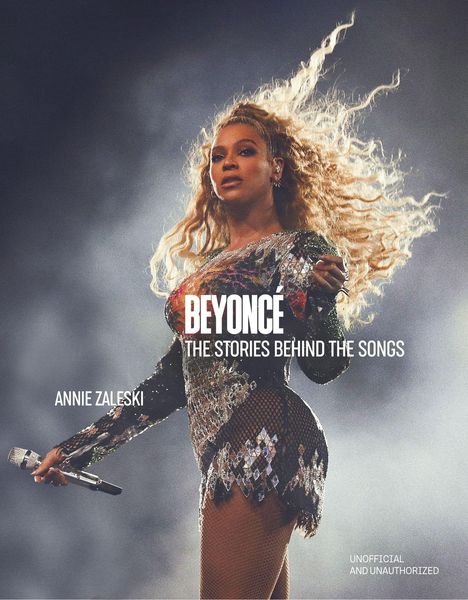 "Beyoncé: The Stories Behind the Songs" von Annie Zaleski. Frau mit Mikrofon, langen Haaren und glitzerndem Outfit auf der Bühne.
