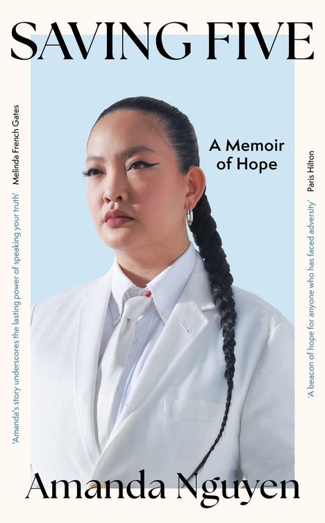 Text: "SAVING FIVE", "A Memoir of Hope", "Amanda Nguyen". Person in weißem Anzug, langes Haar, entschlossen.