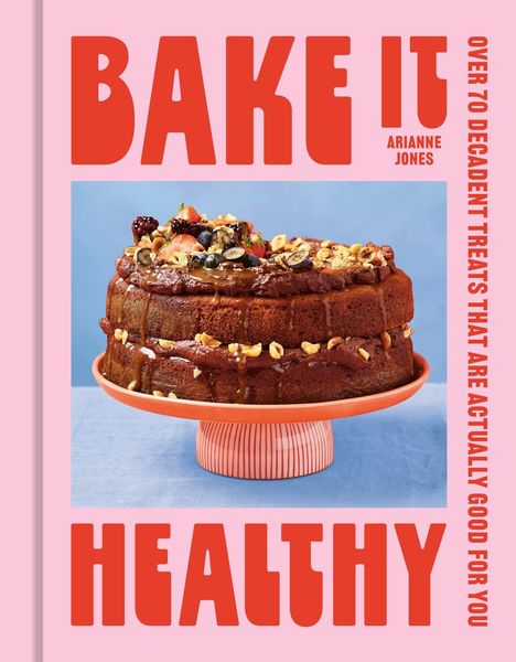 "BAKE IT HEALTHY" in großer Schrift auf rosa Hintergrund, darunter ein reich dekorierter Kuchen auf einem Teller.