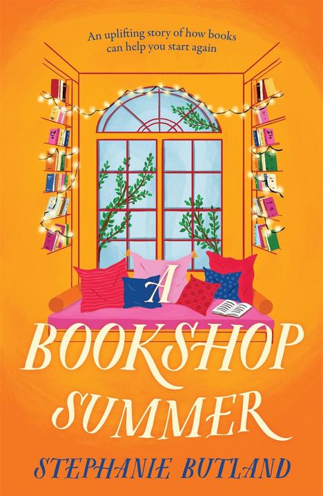 „A BOOKSHOP SUMMER“ von Stephanie Butland. Gemütliche Fensterbank mit Kissen und Büchern, lichterkettenumrahmt.