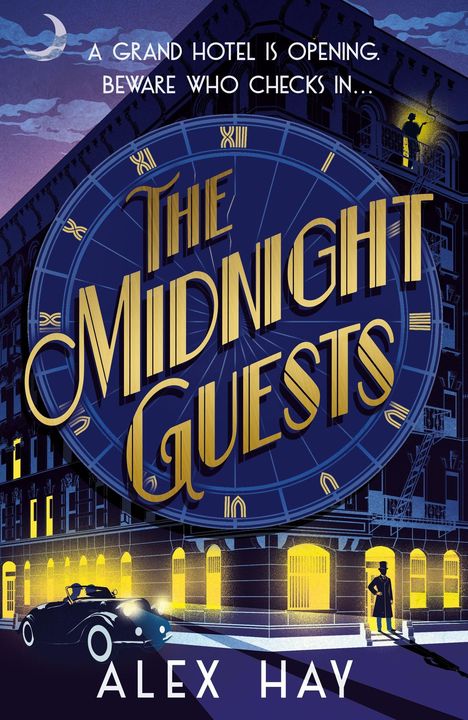 Texte: "A GRAND HOTEL IS OPENING. BEWARE WHO CHECKS IN... THE MIDNIGHT GUESTS. ALEX HAY." Illustration eines Hotels mit Auto.