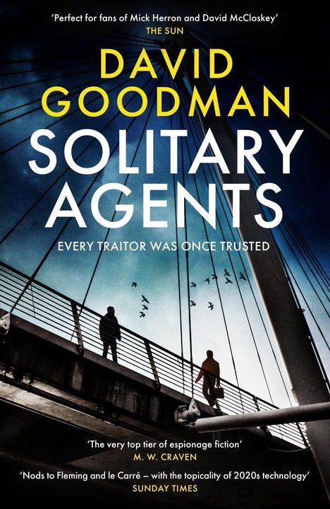 Titel: Solitary Agents – David Goodman. Untertitel: Every Traitor Was Once Trusted. Personen auf einer Brücke, Vögel fliegen.
