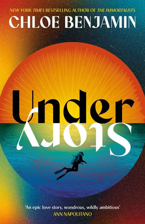 CHLOE BENJAMIN, "Understory". Taucher unter Wasser, bunte Sonnenstrahlen darüber, Zitat: Großartige Liebesgeschichte.