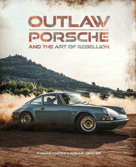 "OUTLAW PORSCHE AND THE ART OF REBELLION". Ein Auto driftet auf einer staubigen Straße vor einer bewaldeten Hügellandschaft.
