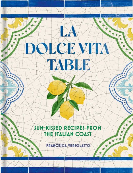Text: "La Dolce Vita Table. Sun-kissed Recipes from the Italian Coast. Francesca Versolatto." Mosaikdesign mit Zitronen.
