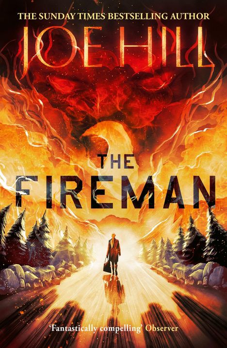 „THE FIREMAN“ von Joe Hill. Eine Person geht auf einem Weg durch einen flammenden Wald. Farben sind feurig und intensiv.
