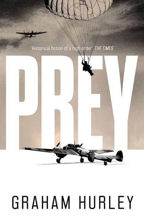 „PREY“, darunter „GRAHAM HURLEY“. Fallschirmspringer und Flugzeuge in schwarz-weiß vor einem bewölkten Himmel.