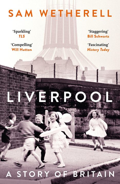 SAM WETHERELL, "LIVERPOOL: A STORY OF BRITAIN". Kinder spielen fröhlich vor einer urbanen Kulisse.