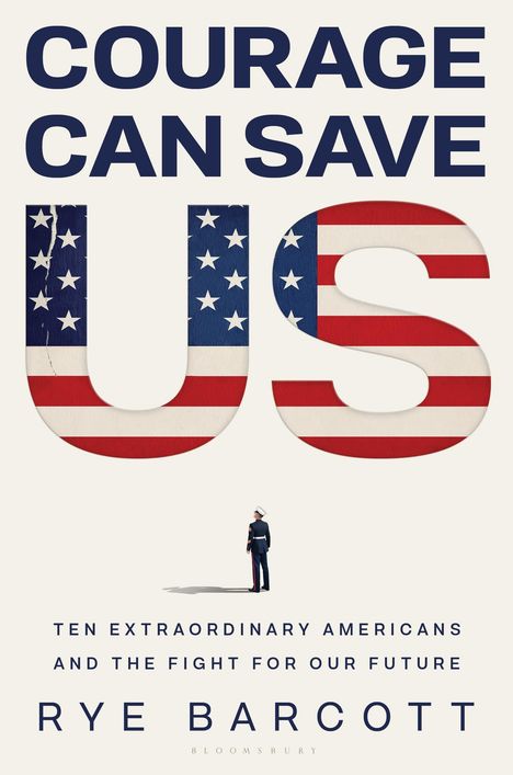 „COURAGE CAN SAVE US“ in großen Buchstaben, „Ten Extraordinary Americans and the Fight for Our Future“, „Rye Barcott“. U.S.-Flaggenfarben im Wort "US", eine Person in Uniform darunter.