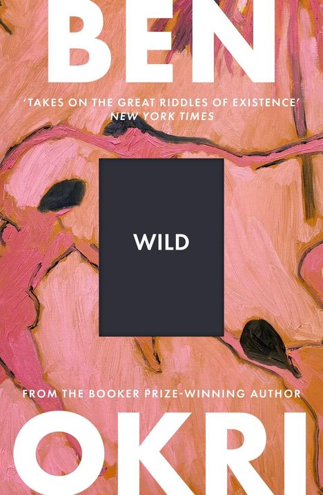 "WILD" auf dunklem Feld, umgeben von rosafarbenen, abstrakten Formen, darunter "BEN OKRI". Zitat der New York Times oben.