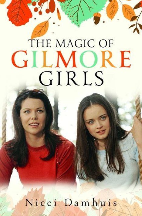 "THE MAGIC OF GILMORE GIRLS" von Nicci Damhuis steht oben. Zwei Frauen sitzen auf Schaukeln, umrahmt von Herbstblättern.