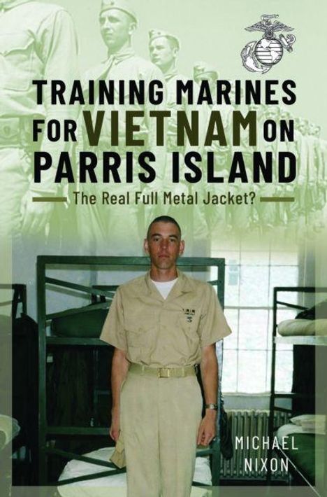 TRAINING MARINES FOR VIETNAM ON PARRIS ISLAND. The Real Full Metal Jacket? Ein Soldat steht in Uniform vor Betten.