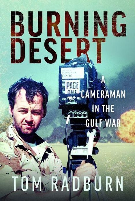 Oben: "BURNING DESERT". Unten: "TOM RADBURN". Ein Kameramann in Wüstenkleidung mit Kamera, Hintergrund: Explosion.