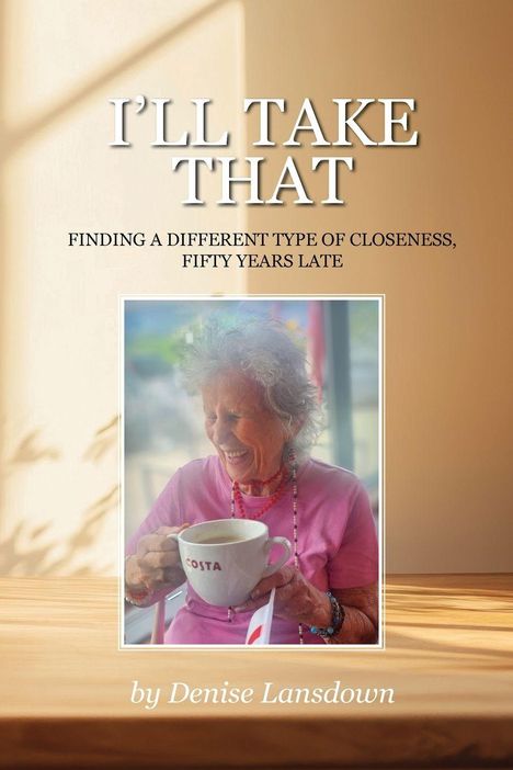 Titel: "I'LL TAKE THAT" Untertitel: "FINDING A DIFFERENT TYPE OF CLOSENESS, FIFTY YEARS LATE" Autor: Denise Lansdown. Eine ältere Frau lacht und hält eine Tasse.