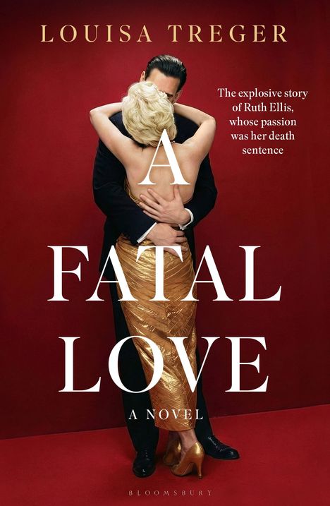Große weiße Schrift: "A Fatal Love". Paar in inniger Umarmung vor rotem Hintergrund, Frau in goldenem Kleid.