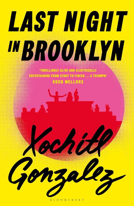 "LAST NIGHT IN BROOKLYN" und "Xochitl Gonzalez" auf gelbem Hintergrund. Silhouette von Menschen auf einem Dach.
