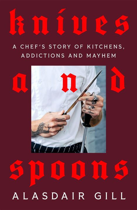 "Knives and Spoons: A Chef's Story of Kitchens, Addictions and Mayhem" steht in Rot. Hält ein Messer und Schleifstab.