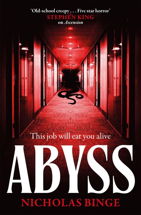 Zitat von Stephen King über "Ascension". Text: "This job will eat you alive." Titel: ABYSS von Nicholas Binge. Ein rötlich beleuchteter Büroflur.