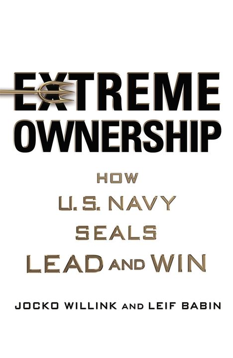 "EXTREME OWNERSHIP: HOW U.S. NAVY SEALS LEAD AND WIN. JOCKO WILLINK AND LEIF BABIN." Schwarze und goldene Schrift.