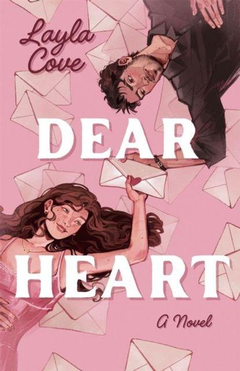 "Layla Cove," "Dear Heart: A Novel." Zwei Personen liegen umgeben von Briefen vor rosa Hintergrund.