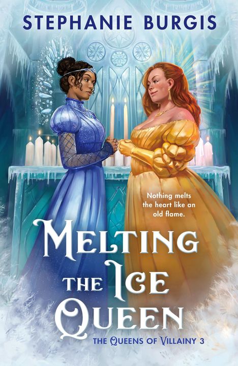 Text: "STEPHANIE BURGIS", "Nothing melts the heart like an old flame.", "Melting the Ice Queen", "The Queens of Villainy 3". Zwei Frauen in eleganten Kleidern, eine Szene voller Kerzen und Eis.
