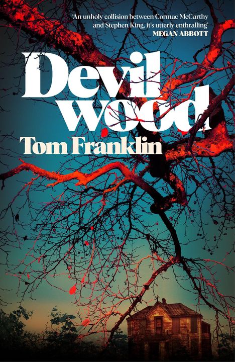 „Devil Wood“ von Tom Franklin. Ein Baum mit roten Zweigen vor einem dunklen Haus bei blauem Himmel.