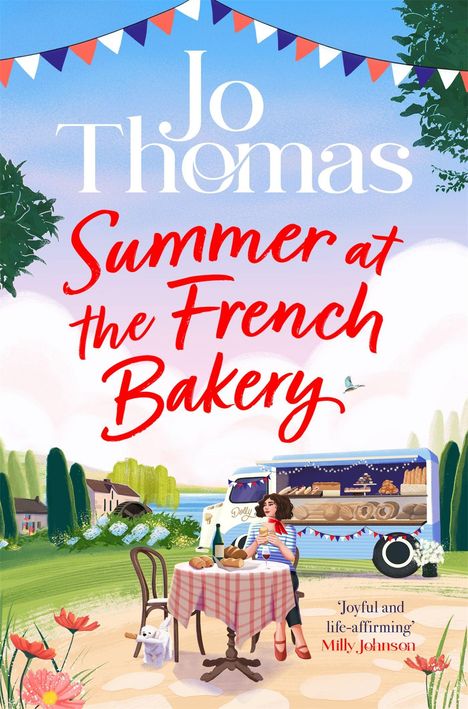 „Jo Thomas: Summer at the French Bakery“. Eine Frau sitzt vor einem Lieferwagen mit Gebäck, genießt einen Sommer in der Natur.