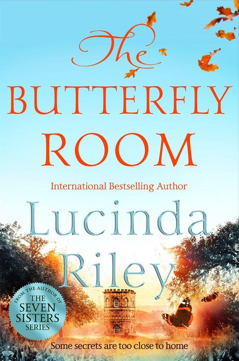 „The Butterfly Room“ von Lucinda Riley. Turm umgeben von Bäumen und Schmetterlingen im Sonnenlicht.