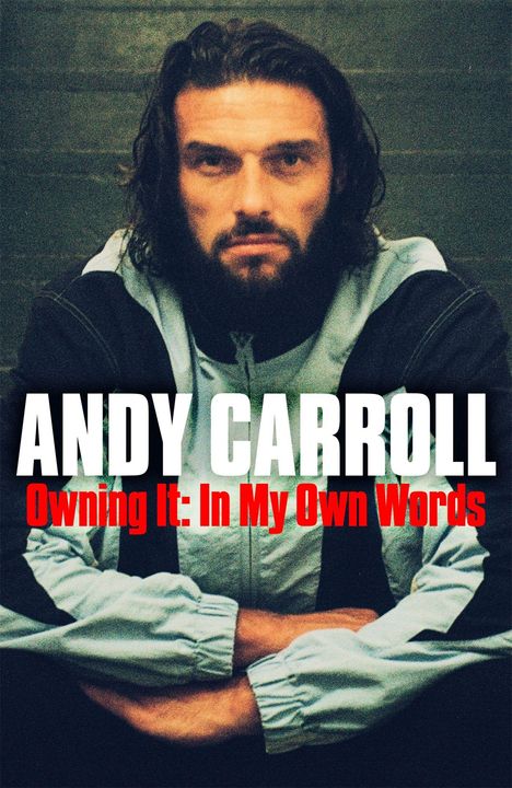ANDY CARROLL, Owning It: In My Own Words. Ein Mann mit Bart, ernstem Blick und verschränkten Armen.