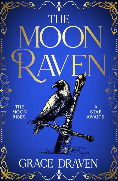 "The Moon Raven" in goldener Schrift auf blauem Hintergrund. Ein Rabe sitzt auf einem Schwert. Verschnörkelte Verzierung.