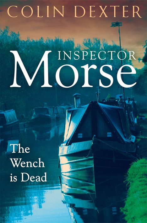 "COLIN DEXTER, INSPECTOR MORSE, The Wench is Dead." Ein Kanal mit Booten in ruhiger, bewaldeter Landschaft.