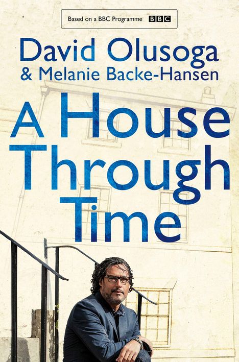 Titel: "A House Through Time". Autoren: David Olusoga & Melanie Backe-Hansen. Mann mit Brille, sitzt auf Treppe.