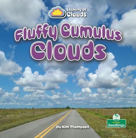„Fluffy Cumulus Clouds“ von Kim Thompson. Eine gerade Straße unter einem Himmel voller flauschiger Wolken.