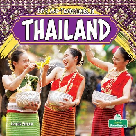 „Life and Traditions in Thailand“, fröhliche Frauen in bunter, traditioneller Kleidung, mit Wasserschalen spielend.
