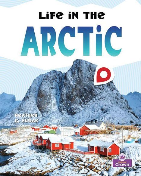 „Life in the Arctic“ in großen Buchstaben, verschneite Berge, rote Häuser, Meer im Vordergrund.