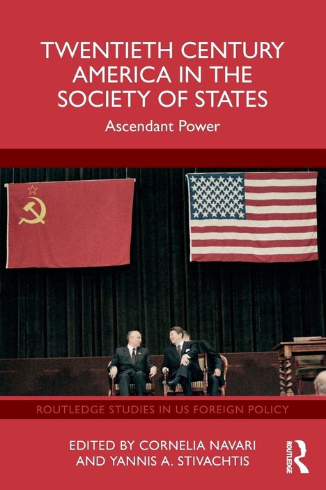 "TWENTIETH CENTURY AMERICA IN THE SOCIETY OF STATES, Ascendant Power." Zwei Persönlichkeiten unter sowjetischer und US-Flagge.
