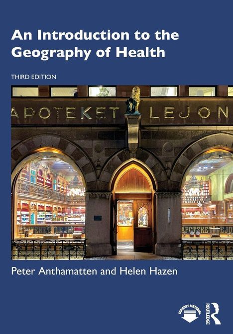"An Introduction to the Geography of Health." Historische Apothekenfassade beleuchtet, Bücher und Regale sichtbar.