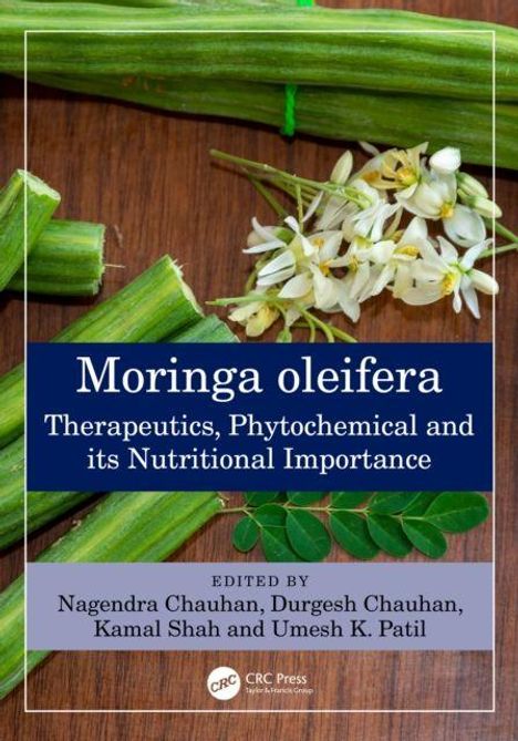 "Moringa oleifera: Therapeutics, Phytochemical and its Nutritional Importance." Grüner Moringa mit Blüten und Blättern.