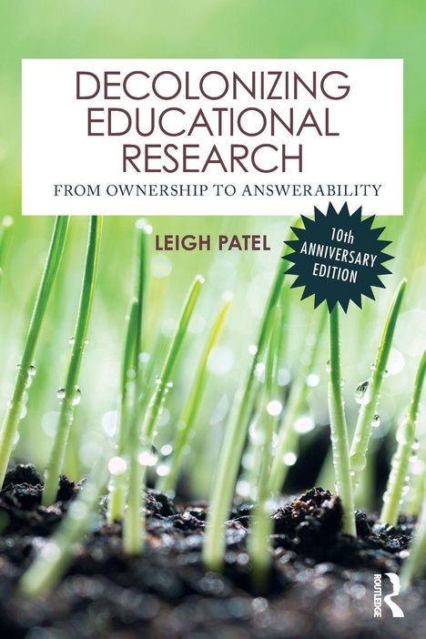 „Decolonizing Educational Research: From Ownership to Answerability“, Leigh Patel; junge Pflanzen in Erde und Wassertropfen.