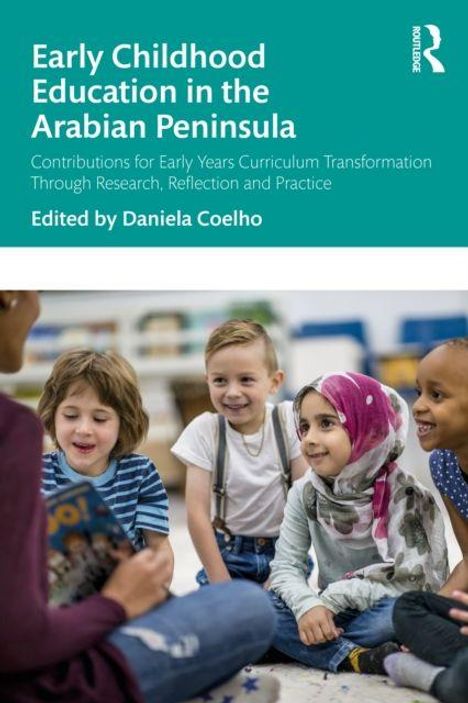 Oben steht: "Early Childhood Education in the Arabian Peninsula", darunter spielen vier Kinder zusammen auf dem Boden.