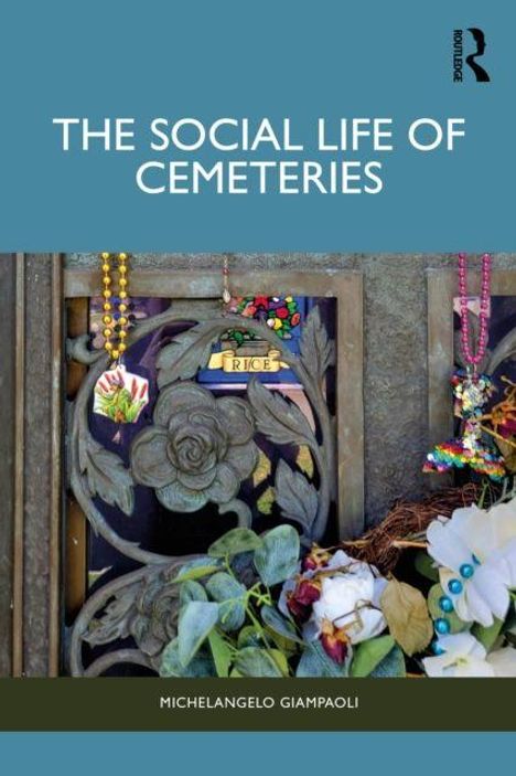 "The Social Life of Cemeteries" und "Michelangelo Giampaoli". Ein Blumen- und Schmuckrelief, dekorativ gestaltet.